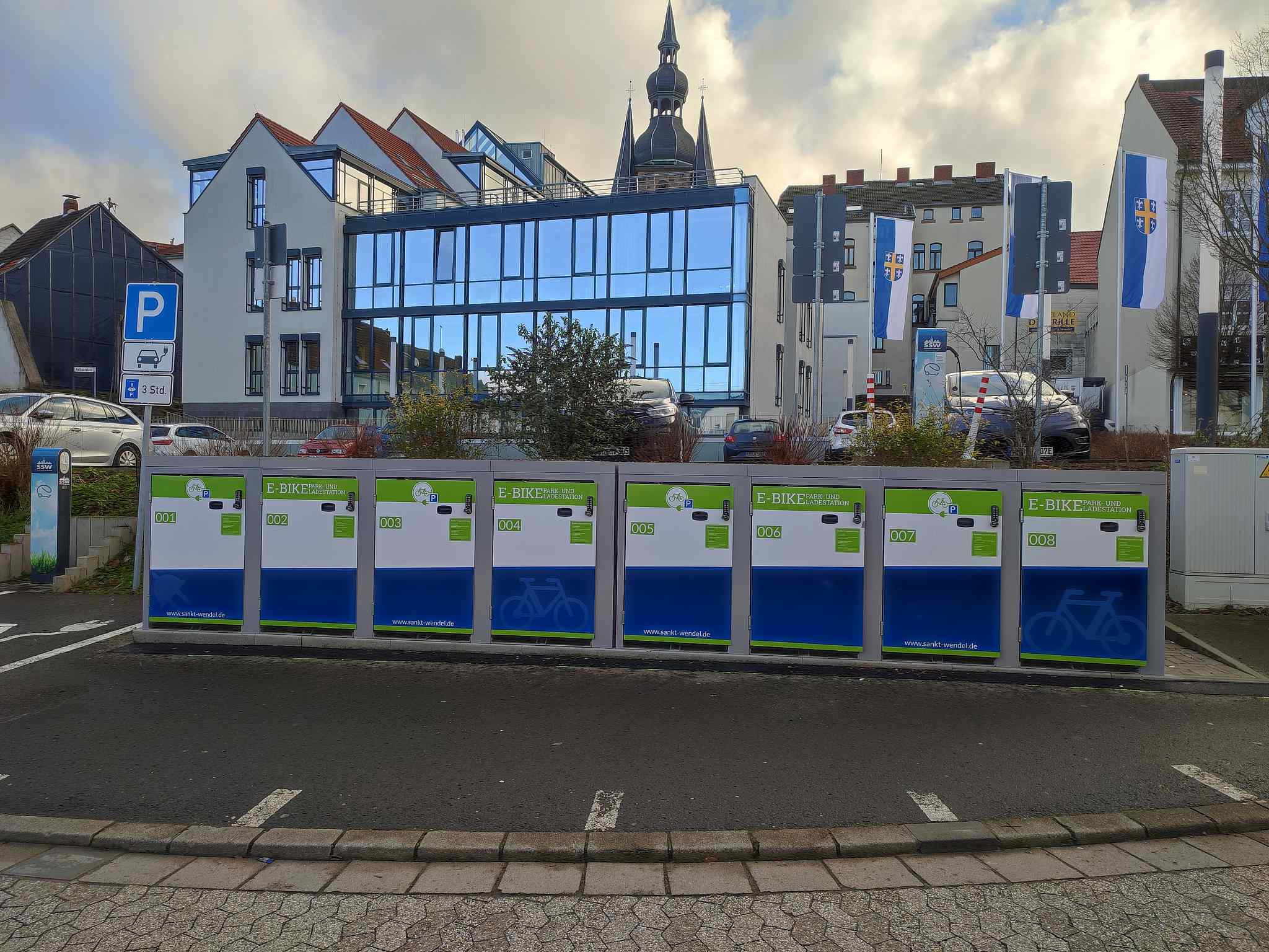 Fahrradbox ARETUS mit Energiesäule Fahrradboxen & Fahrradgaragen - ARETUS mit Energiesäule