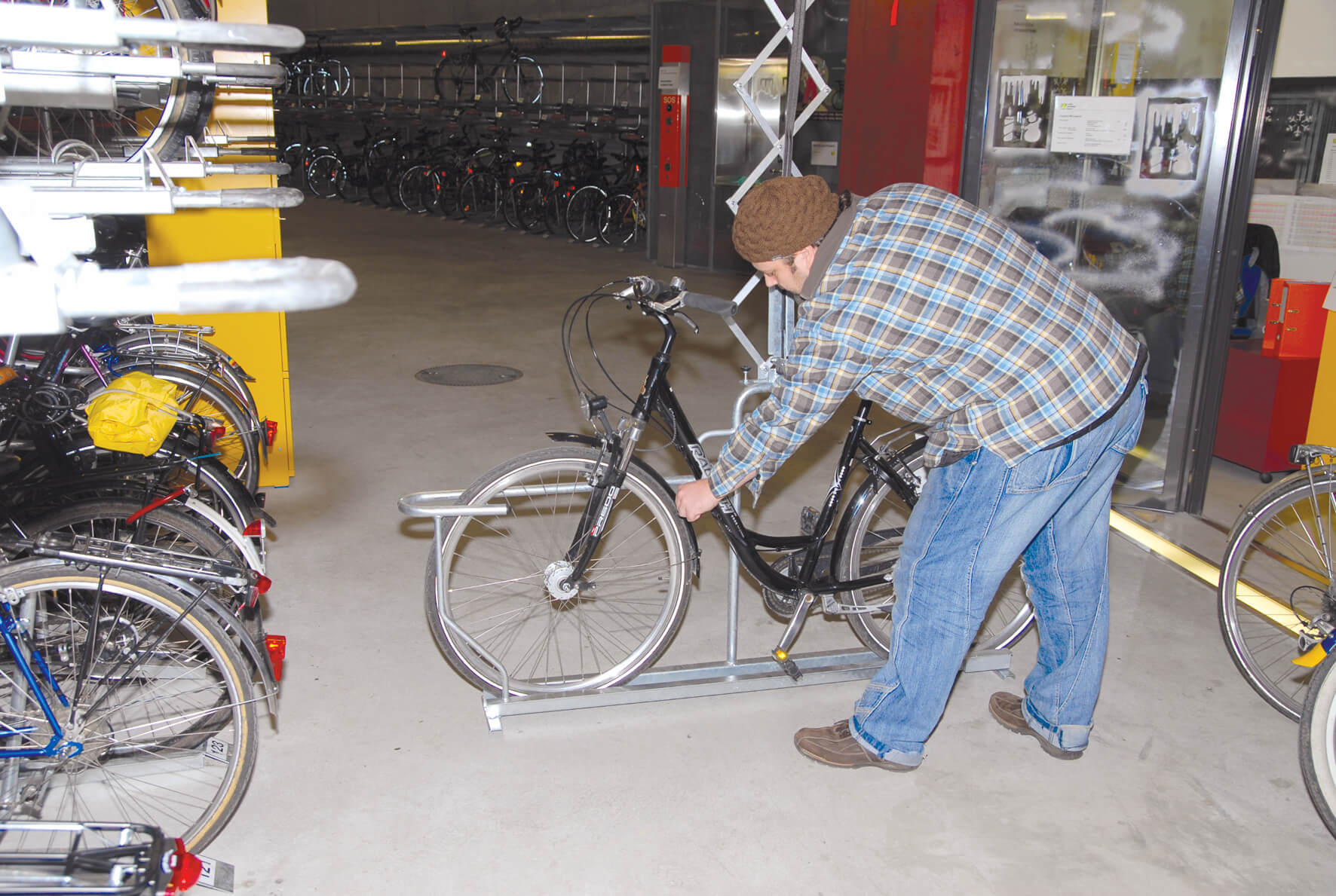 Fahrradparker DREIPLUS: Rad wird fixiert 3 Ebenen Parker - DREIPLUS