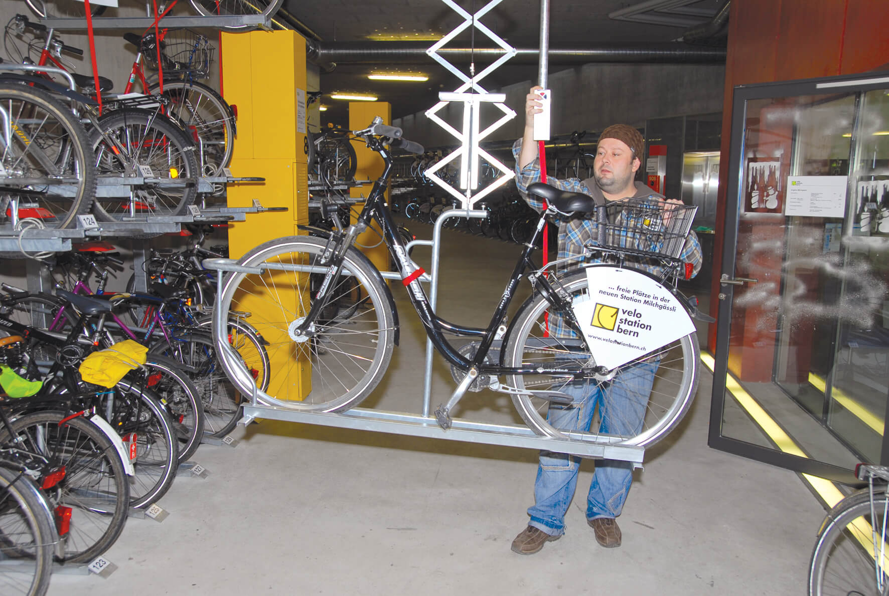 Fahrradparker DREIPLUS: Aktivierung der Hebe-/Senkfunktion 3 Ebenen Parker - DREIPLUS