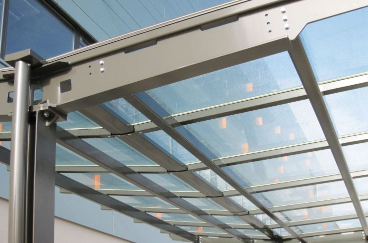 FAVORIA Freiflächenüberdachung – Stabile Konstruktion mit anpassbarem Design für nachhaltige Projekte