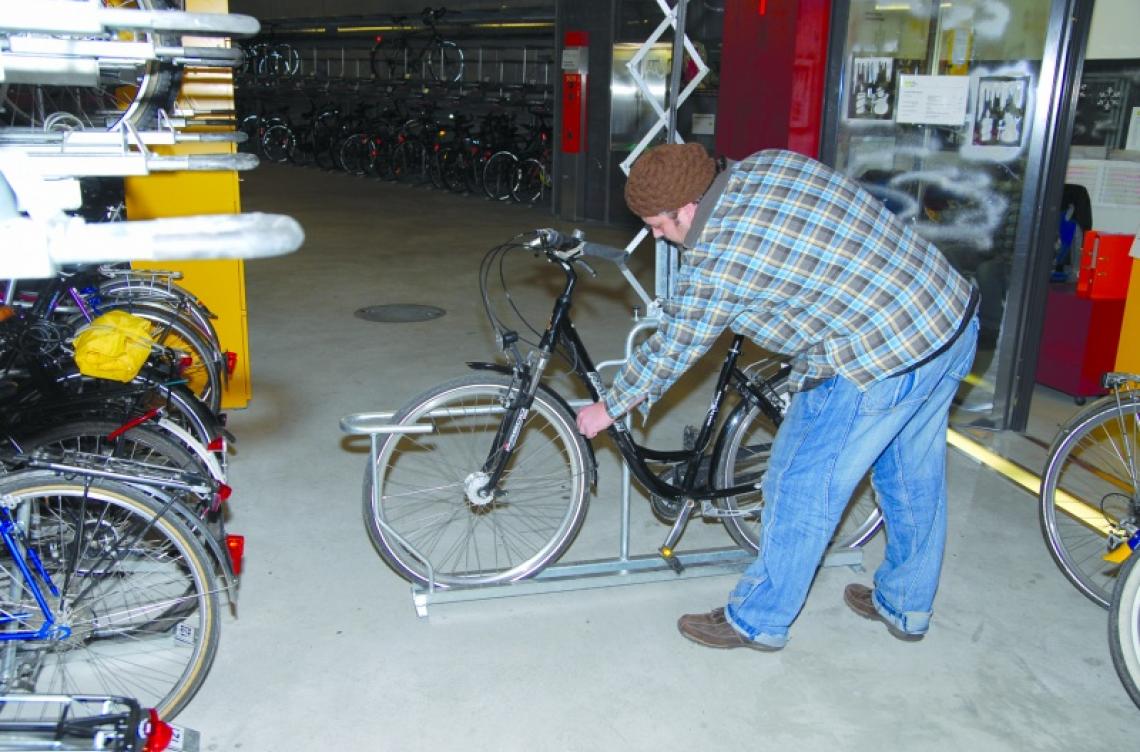 Fahrradparker DREIPLUS: Rad wird fixiert