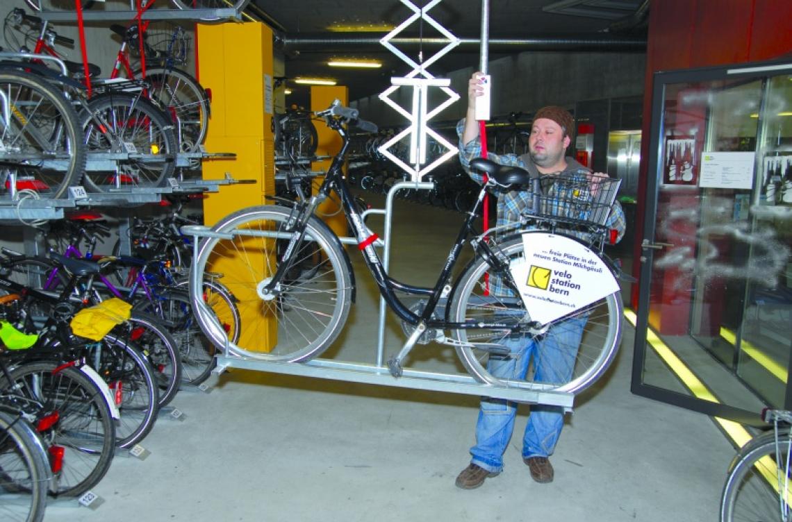 Fahrradparker DREIPLUS: Aktivierung der Hebe-/Senkfunktion